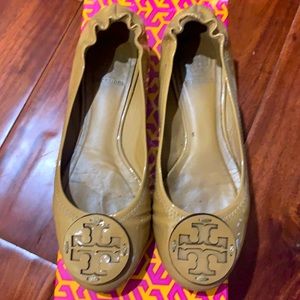 Tory Burch - Reva patent (Tonal Logo) sand color
